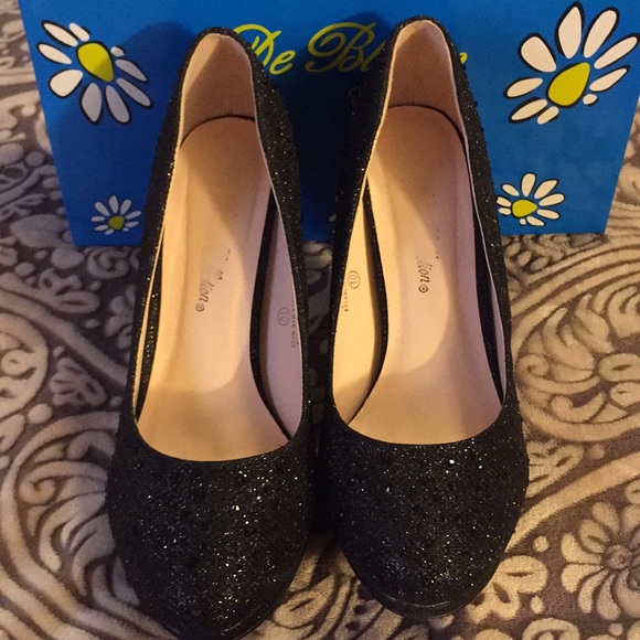 Black sparkling round toe pumps. Only worn once. - Picture 3 of 3